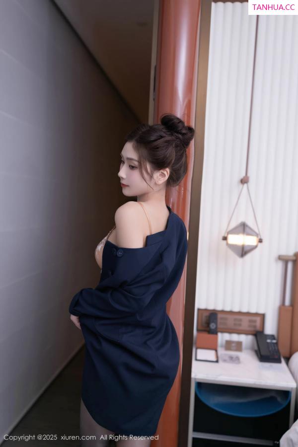   [XiuRen]高清写真图 2025.11.13 No.10982 刘婷婷 空姐制服第32张图片